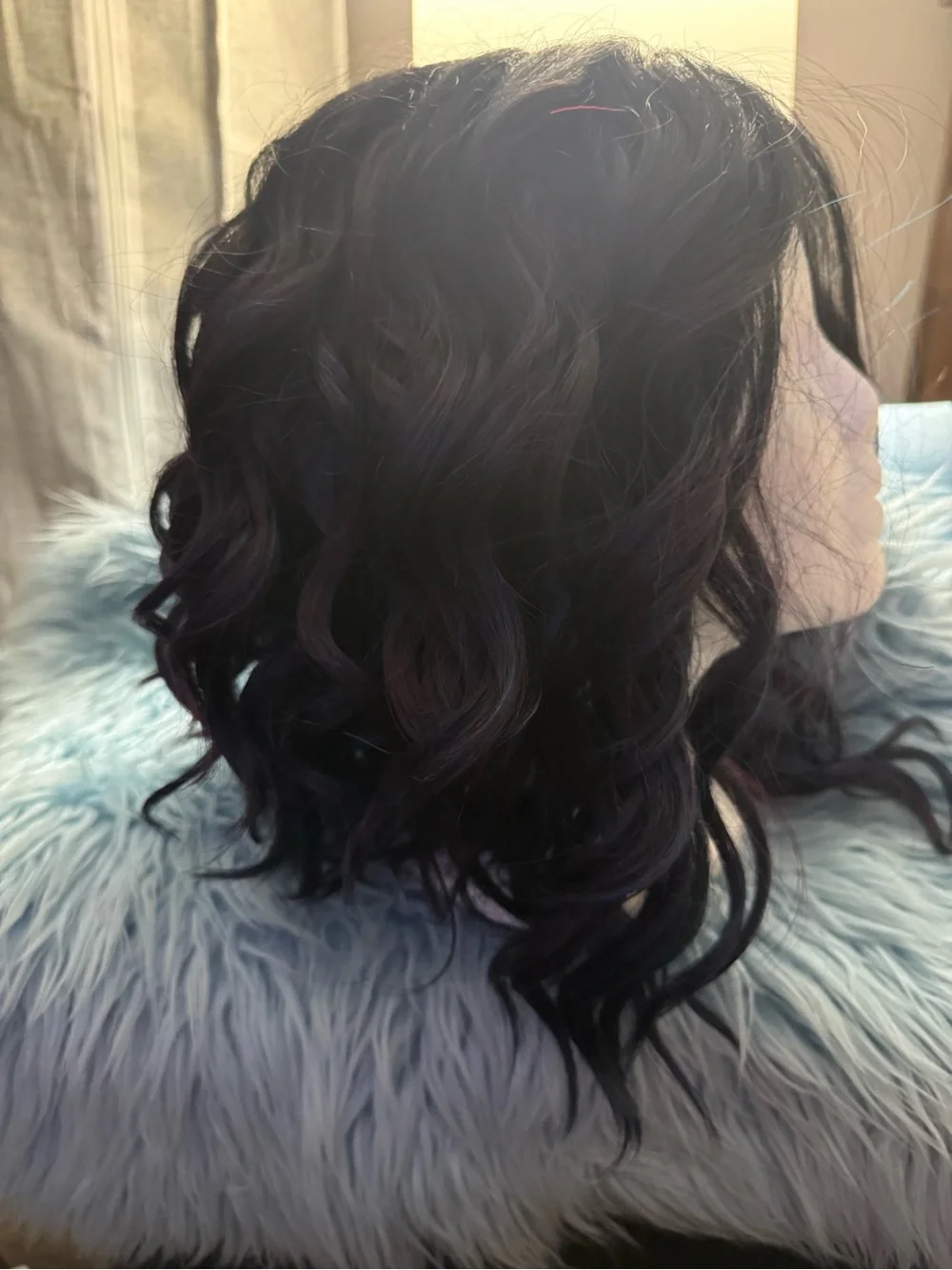 Luxurious Black Wavy Women's Wig - Classic Natural Look